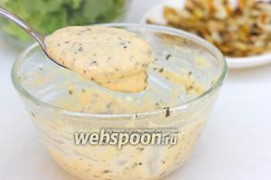 Взбиваем и подливаем масло, пока заправка не станет густой. Весь процес занимает около 7-10 минут.