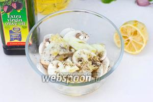Складываем их в миску, добавляем измельчённый чеснок, соль, чёрный свежемолотый перец, оливкове масло и лимонный сок. Перемешиваем аккуратно, чтобы не поломать пластинки, и оставляем так на 15 минут.