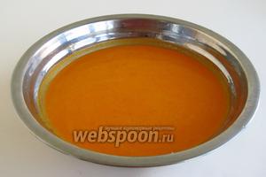 Ягоды размять деревянной толкушкой или пропустить через мясорубку, а затем протереть через сито для отделения мезги и семечек. Должен получиться 1 кг пюре.