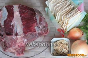 Для приготовления варианта бешбармака понадобится мясо на кости, лапша (домашняя, специальные сочни или другая), лук репчатый, специи и свежая зелень.