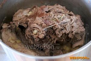 Готовое мясо извлеките из бульона, а бульон процедите, чтобы убрать специи (лавровый лист, горошки перца и т.д.).