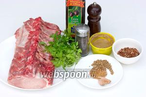 Для приготовления блюда нам понадобится свинина с рёберной частью, свежие петрушка и зелёный базилик, горчица, семена белой и чёрной горчицы, сушёные томаты с орегано (готовая смесь пряностей), семена кориандра, чеснок, оливковое масло, соль, чёрный свежемолотый перец.