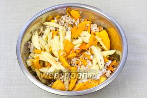 В глубокой миске смешать рис, яблоки (можно сушёные), мякоть тыквы, миндаль и отжатый изюм. Добавить сахар, корицу и размягчённое сливочное масло. Тщательно перемешать.