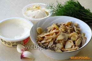 Для приготовления закуски нужно взять резаные консервированные шампиньоны, мягкий плавленый сыр, майонез жирностью 67 %, зелень укропа и чеснок.
