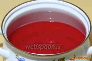 В рецепте маринада дано количество ингредиентов для приготовления 1 порции маринада. Количество порций будет зависеть от количества чеснока. Для приготовления 1 порции маринада от общего количества сока нужно отмерить 100 мл. В кастрюлю влить 1 л воды, добавить сахар, соль, уксус и сок. Маринад довести до кипения. Пену снять.
