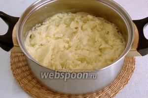 Картофель (400 г) очистить, отварить. Приготовить пюре, заправив его после отваривания сливками (70 мл) и сливочным маслом (50 г). Соединить пюре вместе с капустой. Перемешать. При подаче каждую порцию полить растопленным сливочным маслом (1 ст. л.) и посыпать измельчённым зелёным луком (2 г).