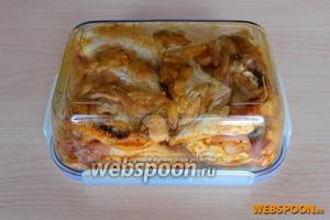 Удобно встряхивать куриное мясо для равномерного маринования и транспортировать его на пикник в герметичном контейнере. Для маринования достаточно около 30 минут, но можно и дольше, то есть столько времени, сколько понадобится на дорогу и подготовку гриля.