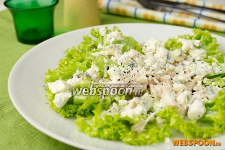 Фото Зелёный салат с курицей и голубым сыром