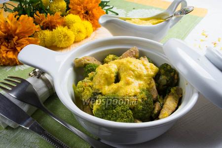 Фото рецепта Свинина с брокколи в шафрановом соусе