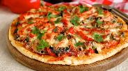 Фото рецепта Пицца со сладким перцем и маринованным луком