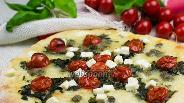 Фото рецепта Пицца со шпинатом и помидорами черри