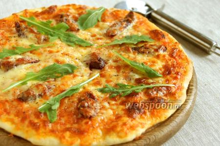 Фото рецепта Пицца с охотничьими колбасками и рукколой