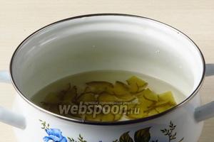 Огурцы поместить в небольшую кастрюльку, залить небольшим количеством рыбного бульона (или воды) и потомить на слабом огне до мягкости.