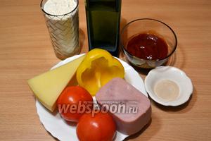 Для приготовления пиццы подготовить следующие продукты: муку, дрожжи, соль, сахар, воду, оливковое масло — для теста; варёную ветчину, сыр Пармезан, сладкий перец, помидоры и томатный соус — для начинки.