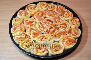 Рулет порезать кусочками толщиной 3 см и положить их в форму. Всю процедуру повторить со второй частью теста, чтобы заполнить всю форму. Поставить пиццу в духовку выпекаться при температуре 220 °C. Время приготовления приблизительно 20 минут с учётом индивидуальной особенности духовки.