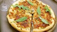 Фото рецепта Пицца с луком, шампиньонами и индейкой