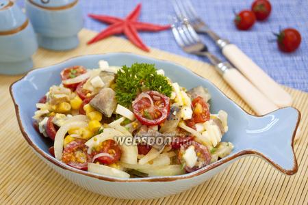 Фото рецепта Салат с копчёной скумбрией и кукурузой