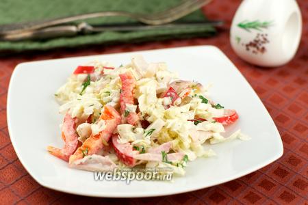Фото рецепта Салат с кальмарами и пекинской капустой