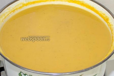 Из супа извлечь лавровый лист и измельчить ингредиенты при помощи блендера. Готовый суп подавать с крутонами.