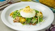Фото рецепта Тёплый салат с хрустящим беконом, пармезаном и яйцом-пашот