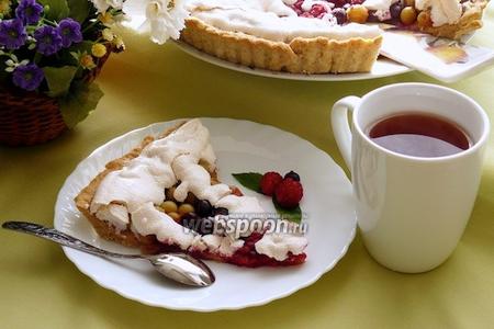 Фото рецепта Песочный пирог из свежей ягоды с безе
