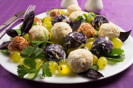 Фото рецепта Сырные шарики с виноградом