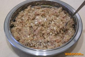 Сельдь, яичные белки, картофель, лук, отжатый батон и яблоко дважды пропустить через мясорубку.