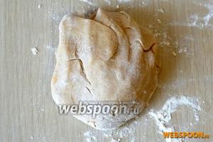 Высыпать на рабочую поверхность оставшуюся муку и вмесить её в тесто. Положить тесто минут на 30 в холодильник.