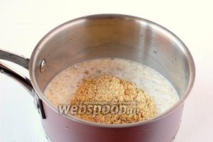 В кипящее молоко с сахаром добавить орехи и нагревать на медленном огне 5-7 минут помешивая до того момента, когда смесь загустеет.