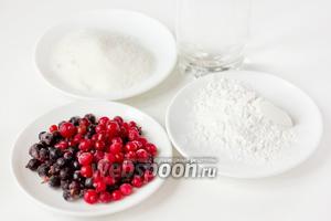 Для приготовления киселя из клюквы и чёрной смородины нам потребуется вода, сахар, картофельный крахмал, клюква и чёрная смородина (свежая или замороженная и предварительно оттаявшая).