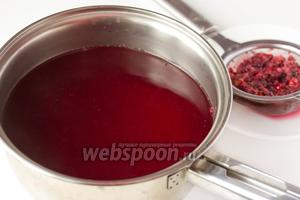Далее процеживаем ягодный отвар через ситечко, ягодный жмых нам не понадобится, а вот кастрюлю с ягодным отваром отправляем на огонь, добавляем сахар, перемешиваем и варим ещё минуту.