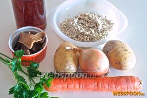 Вам понадобятся белые сушёные грибы, картофель, морковь, перловая крупа, лук, чеснок, соль, перец, сметана и петрушка.