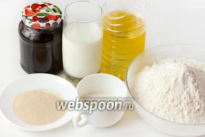 Для приготовления дрожжевого пирога нам понадобятся такие продукты: пшеничная мука, масло подсолнечное рафинированное, молоко, сахар, соль, дрожжи сухие, черничное варенье (или другое по вашему вкусу).