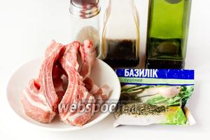 Для приготовления свиных рёбрышек нам понадобятся такие продукты: свиные рёбрышки, сухой базилик, бальзамический уксус, оливковое масло, соль, чёрный молотый перец, чеснок.