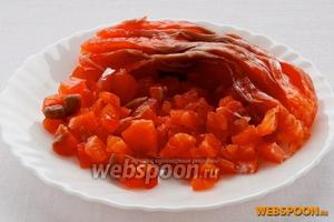 Лосось порежьте тонкими ломтиками по длине (10 кусочков), оставшуюся часть — небольшими кубиками (для начинки).