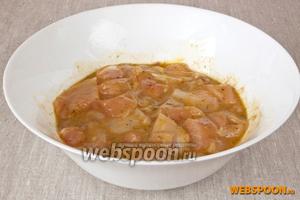 Перемешать мясо руками, разровнять и накрыв пищевой плёнкой поставить в холодное место на 6-8 часов.
