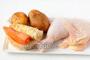 Для приготовления бульона нам понадобится куриное бедро, морковь, корень петрушки, корень сельдерея, картофель.
