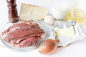 Для приготовления котлет из утиного мяса нам понадобится утиное филе, репчатый лук, куриное яйцо, сливочное масло, белый хлеб, молоко, масло подсолнечное рафинированное, мука кукурузная, соль и чёрный молотый перец.