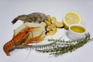 Для приготовления салата нам понадобятся такие морепродукты : мидии, хвосты тигровых креветок, кальмары, рак свежий, лимон, оливковое масло и тимьян.
Не удалось достать свежего рака, использовал уже варёного.