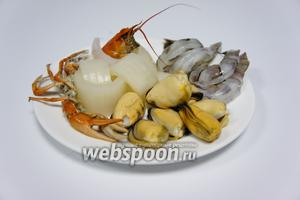 Морепродукты чистим и удаляем не нужные нам части. С креветки снимаем панцирь, оставляя только последнюю фалангу. Слегка надрезаем по спине и вытаскиваем кишку! Внимательно проверьте мидий на наличие мусора, при обнаружении удалить. С кальмара снять плёнку, и изъять хрящи. После, слегка нанести насечки на тушку кальмара и нарезать на удобные кусочки. Рака предварительно сварить в солёной воде, но у меня уже ошпаренный рак, увы. После отделить панцирь, клешни и хвост. Панцирь нужно не повредить, им будем украшать салат. Очистить хвост, изъять мясо.