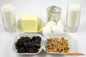 Приготовьте яйца (понадобятся только белки), сахар, масло, сгущённое молоко, чернослив и орехи.