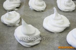 Противень застелите пергаментной бумагой и с помощью кондитерского шприца или чайной ложки выложите белковую массу на бумагу.