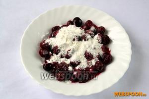 Размороженные или свежие вишни засыпаем сахаром и крахмалом, перемешиваем и оставляем на столе. Крахмал при выпечке сохранит вишни сочными, но не даст соку вытечь за пределы теста.
