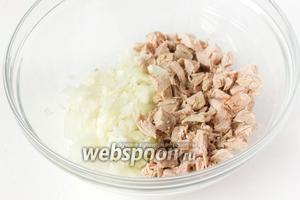Отвариваем до готовности индюшиное филе в подсоленной воде, остужаем, нарезаем кубиками и соединяем с маринованным луком.
