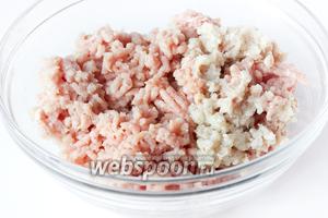 Пропускаем через среднюю сетку мясорубки индюшиное филе и белый лук.