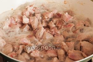 На сильно разогретую сковороду с растительным маслом выложите мясо, спустя несколько минут, начнёт выделяться сок, не забывайте помешивать.