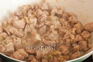 Когда мясо станет мягким и начнёт подрумяниваться, откройте крышку и немного прибавьте огонь, для того чтобы жидкость выпаривалась.