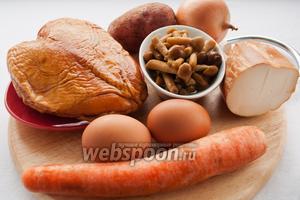Для приготовления салата вам понадобятся: маринованные грибы, картофель, морковь, яйца, лук, колбасный сыр и майонез.