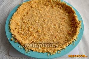 Выложите из теста плотный корж и отправьте запекаться в разогретую до 200°C духовку на 10 минут.