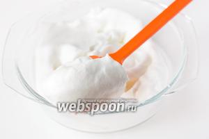Отдельно взбиваем холодные белки (3 шт.) до устойчивых пиков. Взбивать нужно в чистой посуде, при желании можно подсыпать ложку сахара в момент взбивания.